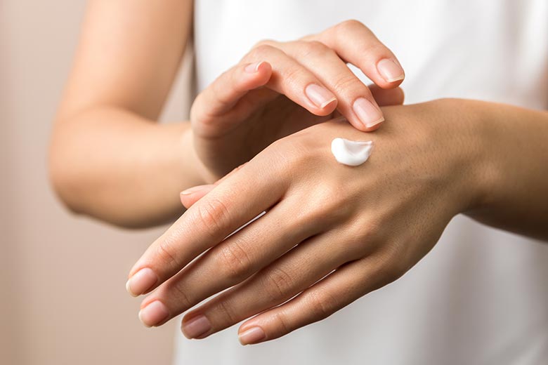 Comment bien soigner une cicatrice sur la main ?